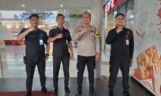Bhabinkamtibmas Polsek Pasar Kemis Sambangi Petugas Keamanan, Perkuat Kamtibmas di Kawasan Pertokoan