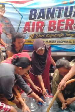 Sentuhan Kepedulian Polri: Polsek Mauk Bagikan Air Bersih Kapolresta Tangerang di Kecamatan Kemiri