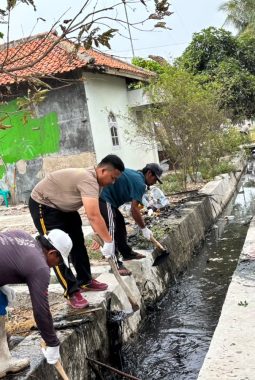 Dekat dengan Warga, Briptu Rizki Pimpin Aksi Gotong Royong Lingkungan Asri di Desa Lontar
