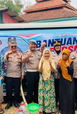 Peduli Dampak Kemarau, Polresta Tangerang Kirim Bantuan Air Bersih ke Warga Panongan
